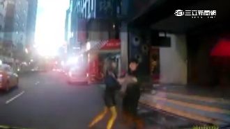 情侶吵架　男氣炸衝馬路「自撞小黃」