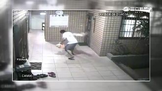 又見虐狗！男鐵鍊甩狗重摔壓地再狠揍