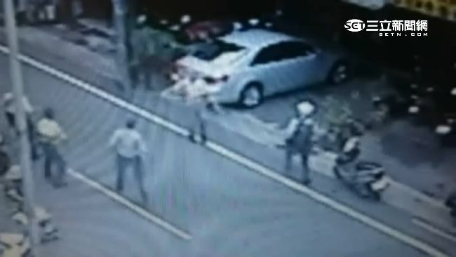 赤膊男街頭砸車　慘遭正義哥鐵棒打趴