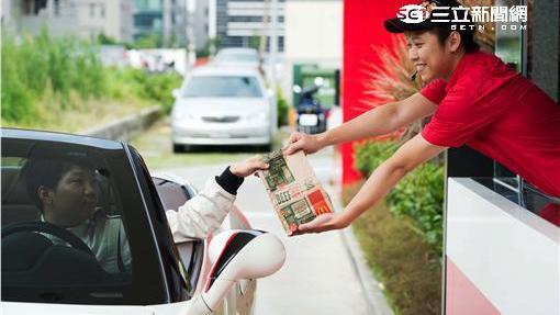 女子買得來速　下秒被告知：前車幫付錢了
