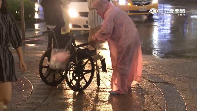 突如其來暴雨　輪椅伯竟然「站起來」