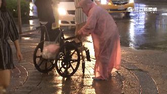 突如其來暴雨　輪椅伯竟然「站起來」