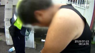 教訓小偷闖空門　打完竟發現是認識的