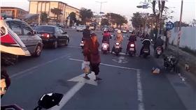 水果阿嬤,水果阿婆,鳳山（圖／翻攝自YouTube）
https://www.youtube.com/watch?v=orXHUpAjGAA