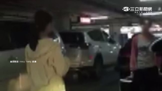 肉身佔車位爆口角　連路人都看不下去