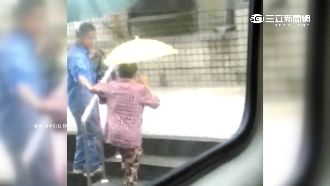 影／最暖公車司機　撐傘護送阿嬤到家