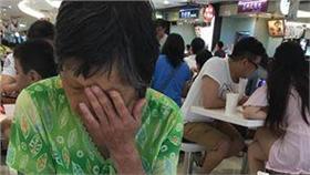家人都過世了...這名阿嬤坐賣場看人吃飯落淚(圖／翻攝李雨庭臉書)
