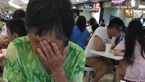 剩她一個...嬤坐賣場看人吃飯落淚