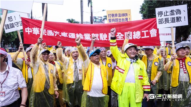 不爽Uber違法搶飯碗！上千小黃包圍立法院抗議。（圖／記者林敬旻攝）