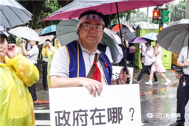 不爽Uber違法搶飯碗！上千小黃包圍立法院抗議。（圖／記者林敬旻攝）