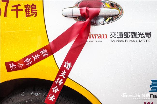 不爽Uber違法搶飯碗！上千小黃包圍立法院抗議。（圖／記者林敬旻攝）