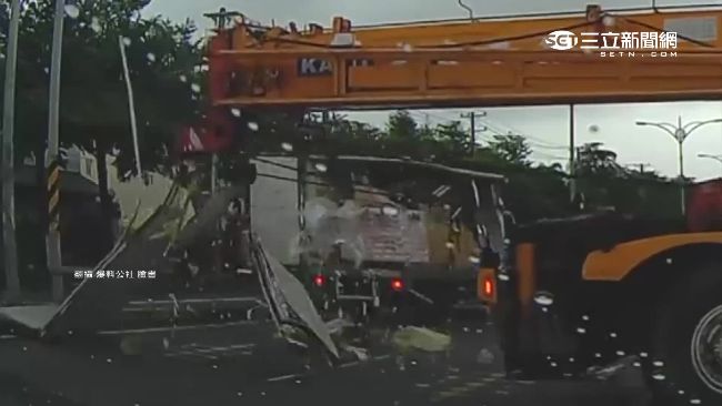 驚！吊車吊臂直衝　貨車車斗瞬間解體