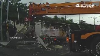 驚！吊車吊臂直衝　貨車車斗瞬間解體