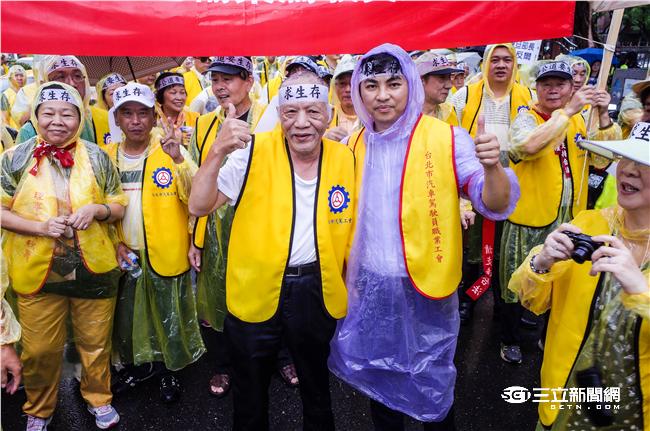 不爽Uber違法搶飯碗！上千小黃包圍立法院抗議。（圖／記者林敬旻攝）