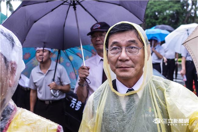 不爽Uber違法搶飯碗！上千小黃包圍立法院抗議。（圖／記者林敬旻攝）