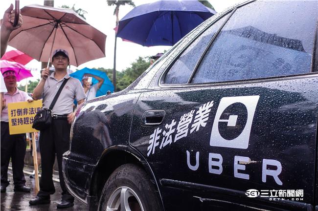 不爽Uber違法搶飯碗！上千小黃包圍立法院抗議。（圖／記者林敬旻攝）