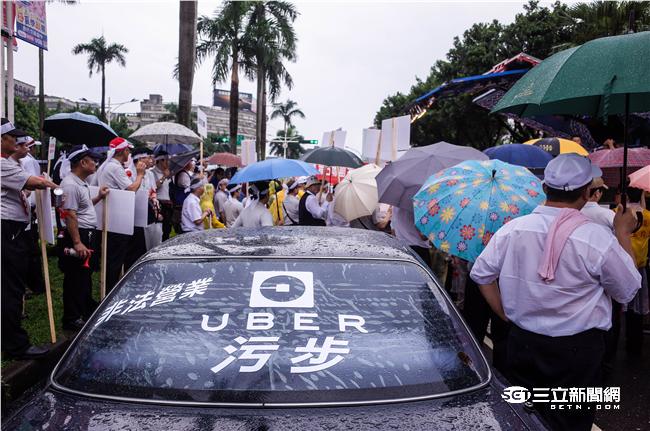 不爽Uber違法搶飯碗！上千小黃包圍立法院抗議。（圖／記者林敬旻攝）