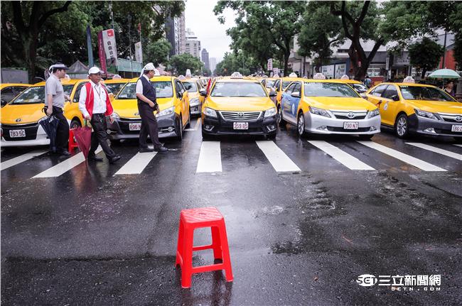 不爽Uber違法搶飯碗！上千小黃包圍立法院抗議。（圖／記者林敬旻攝）