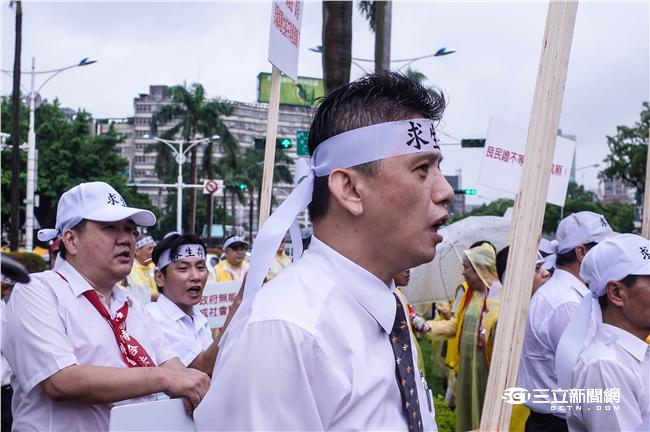 不爽Uber違法搶飯碗！上千小黃包圍立法院抗議。（圖／記者林敬旻攝）