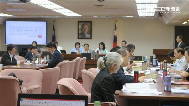立院初審通過　侮辱醫護最高罰5萬