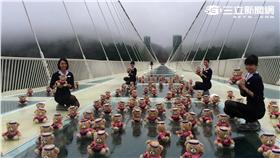 復興空姐小熊搶先體驗張家界玻璃橋。（圖／復興航空提供）