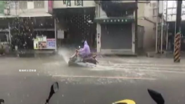 豪雨成災！屏科大前「壽比河」再現