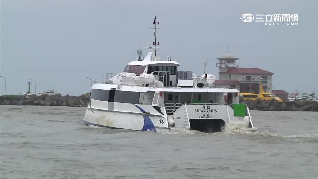 東琉線浪大　遊客搭船如坐「海盜船」