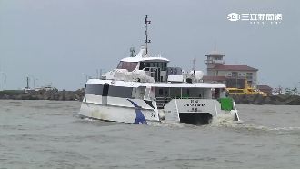 東琉線浪大　遊客搭船如坐「海盜船」