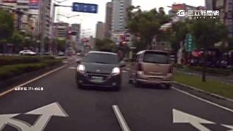 逆向直衝！路不熟亂入　嚇壞路過駕駛