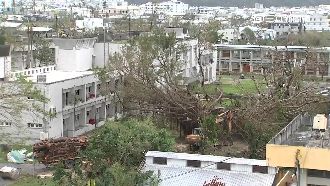 窗破牆倒教室毀　颱風橫掃張惠妹母校