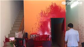 補習班遭人持球棒砸玻璃及潑紅漆洩憤（翻攝畫面）