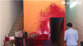 挖角名師惹非議　補習班遭潑紅漆示警