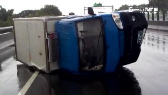 視線不佳釀禍　追撞故障車釀1死3傷