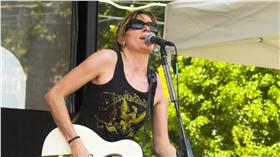  在家中唱歌被告
圖／攝影者TimothyJ, Flickr CC License
https://www.flickr.com/photos/tjc/2563151858/in/photolist-4UuPKq-337HXH-b2xpn-5vvTf7-QXVnP-LTGdf-q7HyRe-n9QaMf-burve-4M4LX2-8zNQSe-DHmJv4-9gdxVS-3eoJhM-8ALUo-52dMVt-8ndn6Q-6sRqDP-3et6Yw-5F5MaF-8GiWyp-Qqqo6-a95cQd-7Waq8s-fhTFw8-fkLbWY-7DHpqy-5jHfbe-8VSkEJ-c6PmuG-4Uuuxy-ayJq7Q-3jtaP8-6vKgyU-5thfdK-ajDdq1-4bFpe-grFJx-hwfFb-6cdfEf-66334V-926YNR-aPA37H-6QKG5i-83o6cy-4Ziyva-8oTgiL-a2U7aE-dbh5eK-dxr4qa