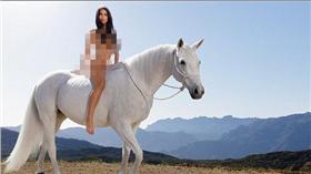 英國超模裸體騎馬（圖／翻攝自每日郵報）