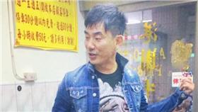 高雄牛肉麵店 任賢齊  圖／翻攝自莫葵臉書