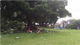 台中公園滿地垃圾(圖/爆料公社)
