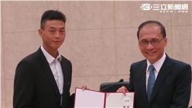 行政院長林全頒發證書給盧彥勳。（記者盧素梅攝） 