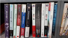 擺法有玄機　書名串成的「懸疑殺人案」(圖／翻攝白鹿洞木新店臉書)