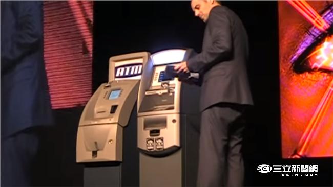 影／憑空盜ATM　天才駭客這樣示範