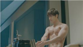 《任意依戀》金宇彬秀肌／緯來提供