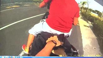 通緝犯騎車闖紅燈　警盤查反遭拖行