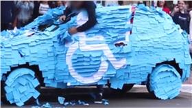 一名巴西男子違規停車卻遭路人惡整
