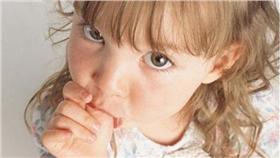 吸手指、咬指甲降低過敏率（圖／翻攝自每日電訊報）