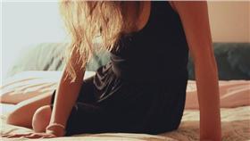 女生,經痛,月經,https://www.flickr.com/photos/hervoices/4678826676/in/photolist-88sdas-9JGDj3-qoujns-4Nz4oE-7hCN65-5q6X7-diHPFj-Bdj3jp-5czXZv-89z3Vk-6g3DWi-DSehyD-DpwioN-5XjVNn-jZmo5u-Hj9rbu-Ei5VEc-642VFk-6kJeXj-pRqxUs-48v2XW-84WTdT-bc1yiX-6xTocz-bsx2Ka-77mYcq-p6BHbx-8vGnwi-dLcRiY-6j4tqH-wsAiJo-n6Z4pP-bBEJqr-2vVkpu-qGKGrj-dRXaon-4AhjR7-eqW6ar-ppAmj3-roCJtM-4LWkRy-deRwHp-5UetUu-5sM8VY-afA5Xn-3QdF28-deRwUS-9ExbaH-dL7hEe-6Gb2Z5