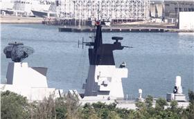 海軍康定級迪化艦執行南海巡弋任務
總統蔡英文13日上午南下高雄視導左營海軍威海營區，
適逢南海仲裁結果甫出爐，赴南海進行巡弋任務的海軍
康定級迪化艦（圖），13日提前從左營軍港出發，執行
南海巡弋任務。艦首懸掛黃色元首旗，等待出航。
中央社記者董俊志攝  105年7月13日