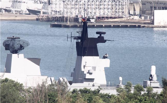 蔡英文登迪化艦　艦首懸掛黃色元首旗