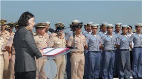 康定級艦將巡弋南海，蔡英文視導左營海軍（16:9）／軍聞社提供