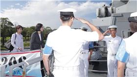 康定級艦將巡弋南海，蔡英文視導左營海軍（16:9）／軍聞社提供