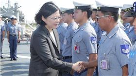 康定級艦將巡弋南海，蔡英文視導左營海軍（16:9）／軍聞社提供